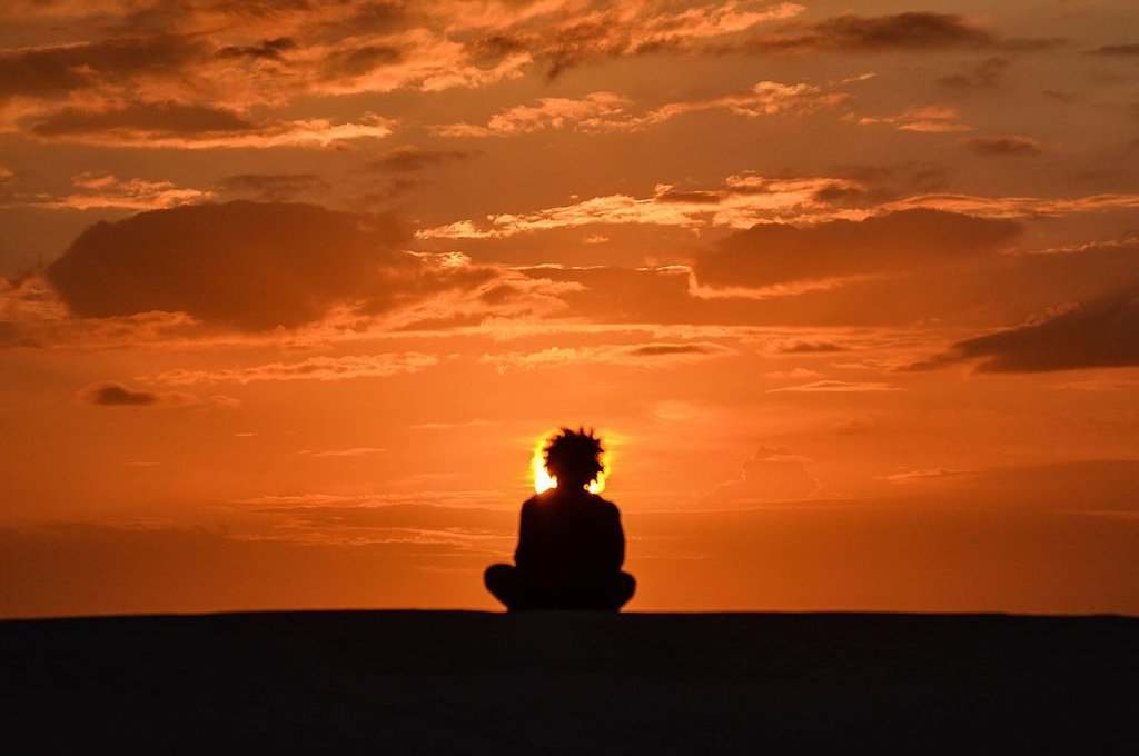 O que faz mais bem  sade: Meditao ou Frias?