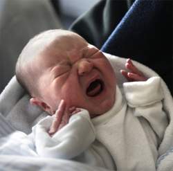 Aprenda a identificar por que o beb est chorando