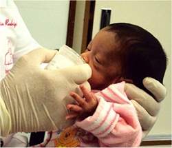 Brasileira inventa copinho para alimentar recm-nascidos