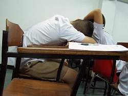 Ficar sem dormir para estudar não dá bons resultados