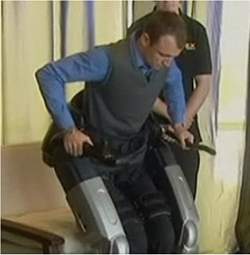 Pernas robticas permitem que paraplgicos caminhem