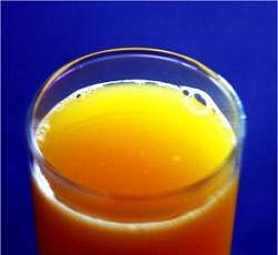 Sucos de fruta contm mais vitamina C do que consta nas embalagens
