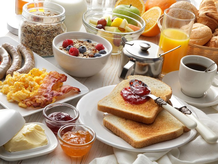 Não tomar café da manhã e jantar tarde piora efeitos do infarto