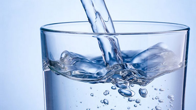 Beber água é importante, mas dois litros por dia não é regra