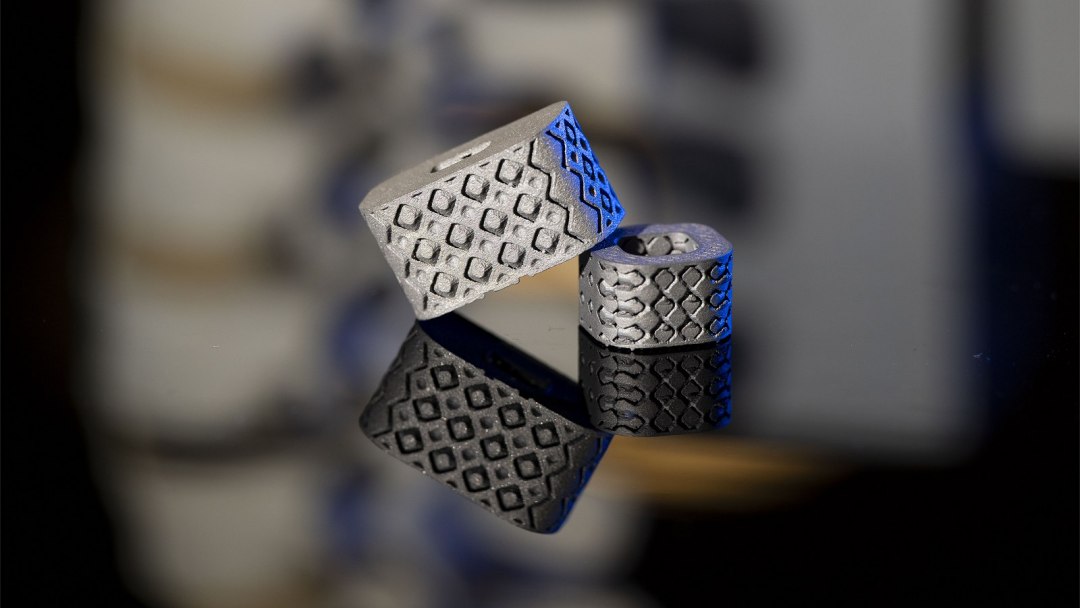 Implante para coluna detecta a cicatrizao e transmite dados sem fios