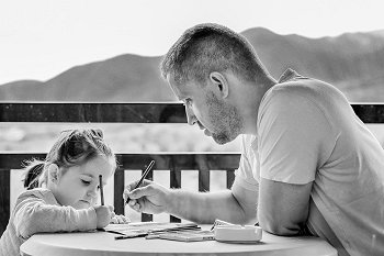 Cuidar dos filhos: Mes so felizes, mas pais so ainda mais felizes