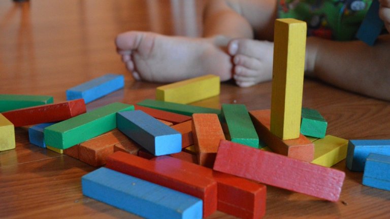 Pais conservadores preferem Kumon e pais progressistas preferem Montessori