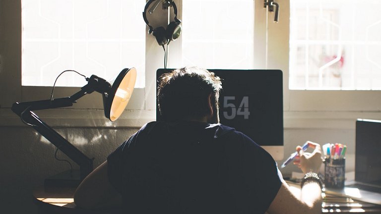 Solido no trabalho em casa pode ser combatida com autocompaixo