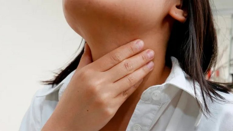 O hábito de estalar o pescoço faz mal?