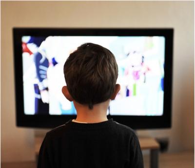 OMS: crianças pequenas não devem ficar horas em frente a telas