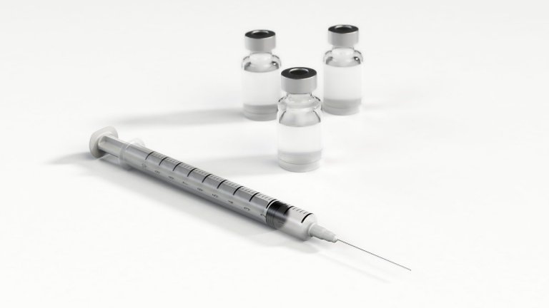 Pblico precisa se preparar para efeitos colaterais da vacina, diz Science
