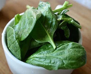 Uma xcara de vegetais de folhas verdes baixa risco cardiovascular
