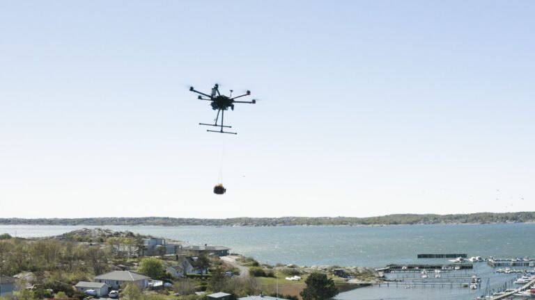 Los drones entregan desfibriladores a los pacientes antes que las ambulancias