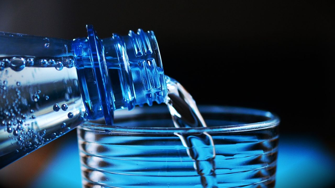 Beber 2 litros de água por dia e outros mitos desmascarados