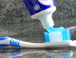 Cremes dentais clareadores não deixam dentes mais brancos, diz estudo