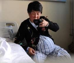 Chinesa de 60 anos dá à luz gêmeas após perder filha única
