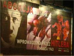 Campanha antiaborto usa outdoor com Hitler e fetos na Polônia