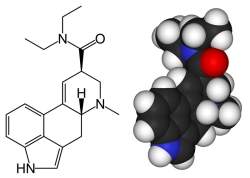 Cientistas avaliam uso da droga alucingena LSD contra alcoolismo