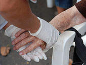 Mau atendimento na área de saúde expõe idosos à violência