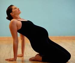 Ioga para grávidas reduz depressão e reforça laços com o bebê