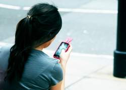 Para jovens, <i>sexting</i> parece ser parte normal do namoro