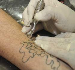 Contaminação por hepatite ameaça manicures e tatuadores