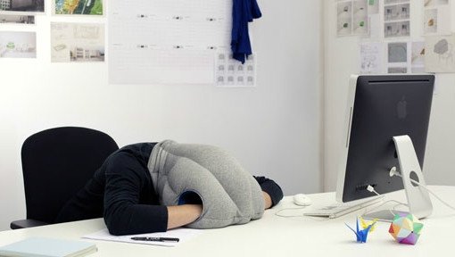 Travesseiro-avestruz permite soneca no trabalho